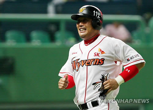 ▲ 프로야구 SK 와이번스의 이호준(36)이 8월 최우수선수(MVP)로 선정됐다. ⓒ 연합뉴스