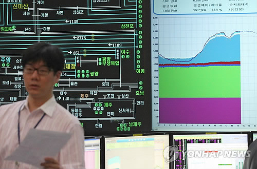 ▲ 정부가 8월부터 전기요금을 평균 4.9% 인상하는 내용의 전기요금 조정안을 발표한 가운데 서울 삼성동 한국전력거래소에서 관계자들이 전력수급 상황을 점검하고 있다. ⓒ연합뉴스
