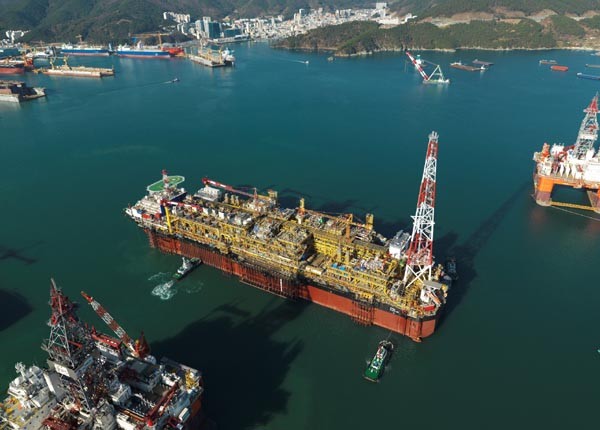 ▲ 거제 옥포조선소 앞바다에서 항공촬영한 파즈플로 FPSO. 지금은 앙골라 앞바다 현장에 있다.