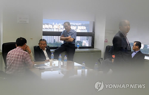 ▲ 대전시내버스 노사가 5일 대전정부청사 충남지방노동위원회 사무실에서 임금 협상안을 조율중인 가운데 사측 대표들이 다른 사무실에서 결과를 기다리고 있다.2012.9.5 ⓒ 연합뉴스