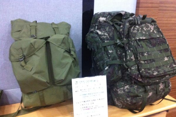 ▲ 구형과 신형 전투용 배낭. 미군의 몰리 시스템과 비슷하다.