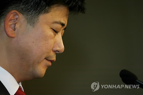 ▲ 새누리당 박근혜 대선후보 공보단의 정준길 공보위원이 6일 국회 정론관에서 안철수 교수 대선불출마 종용 관련 기자회견 도중 생각에 잠겨 있다. 2012. 9. 6 ⓒ 연합뉴스