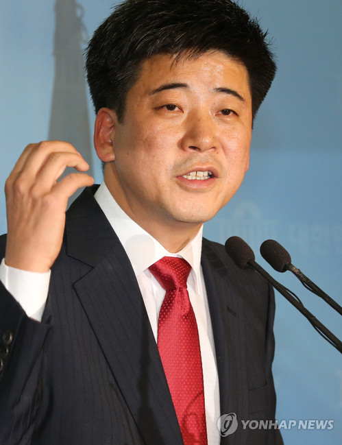 ▲ 새누리당 박근혜 대선후보 공보단의 정준길 공보위원이 6일 국회 정론관에서 자신이 전화를 걸어 안철수 서울대 융합과학기술대학원장의 불출마를 종용하며 협박했다는 안 원장측 주장에 대해 