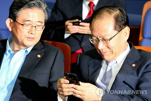 ▲ 새누리당 황우여 대표와 이한구 원내대표가 6일 국회에서 열린 의원총회에서 휴대전화를 보며 대화를 나누고 있다. 2012. 9. 6 ⓒ 연합뉴스(자료사진)