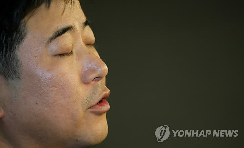 ▲ 새누리당 박근혜 대선후보 공보단의 정준길 공보위원이 6일 국회 정론관에서 안철수 교수 대선불출마 종용 관련 기자회견 도중 생각에 잠겨 있다. 2012. 9. 6 ⓒ 연합뉴스