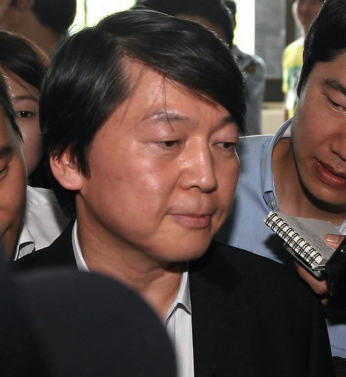 ▲ 안철수 서울대 융합과학기술대학원장이 서울대학교 대학본부에서 취재진 질문을 듣고 있다. ⓒ연합뉴스  ⓒ연합뉴스