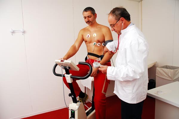 ▲ 포뮬러 베네세레 프로그램에 따라 정밀검사를 받고 있는 페라리 직원.