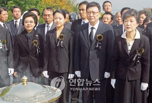 ▲ 박근혜 후보의 올케인 서향희 변호사가 법무법인 새빛과 LH 법률고문직에서 물러났다. 사진은 왼쪽부터 박 후보의 여동생 박근령, 서향희, 박 후보의 남동생인 박지만, 박근혜 후보. ⓒ 연합뉴스