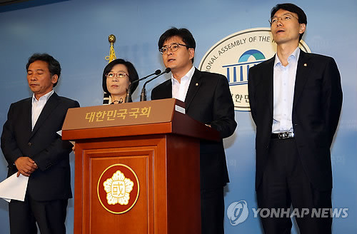 ▲ 통합진보당 정진후, 김제남, 박원석, 서기호 의원이 7일 오후 국회 정론관에서 기자회견을 하고 있다. 이들 의원들은 서울시당기위원회에서 전날 제명을 당한 것과 관련, 