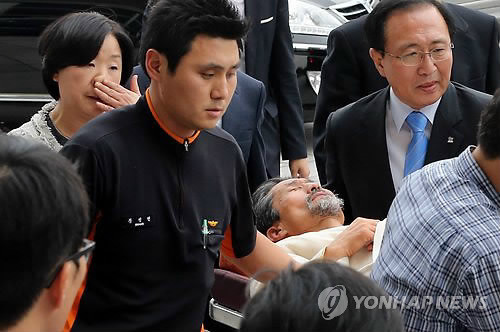 ▲ 통합진보당 강기갑 대표가 단식 5일째인 7일 오후 국회에서 열린 의원총회에서 비례대표 4명에 대한 제명안이 가결된 후 들것에 실려 병원으로 후송되고 있다. ⓒ 연합뉴스