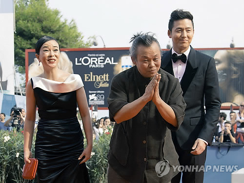 ▲ 김기덕 감독과 새 영화 피에타의 주연배우들.ⓒ 사진 연합뉴스