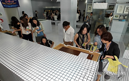 ▲ 현대미술의 축제 광주비엔날레가 6일 프레스 오픈을 시작으로 66일간의 대장정에 돌입했다. 프레스 오픈에 참석한 내외신 기자들이 작품을 둘러보고 있다. ⓒ연합뉴스