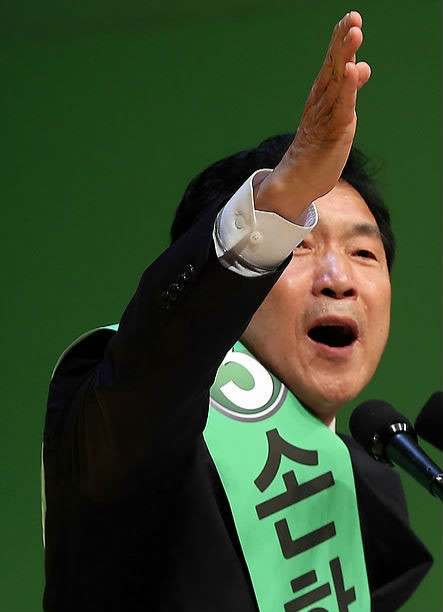 ▲ 민주통합당 손학규 대선 경선 후보가 8일 오후 부산 벡스코 오디토리움에서 열린 18대 대통령 후보자 선출을 위한 부산 경선에서 정견발표를 하고 있다. ⓒ연합뉴스