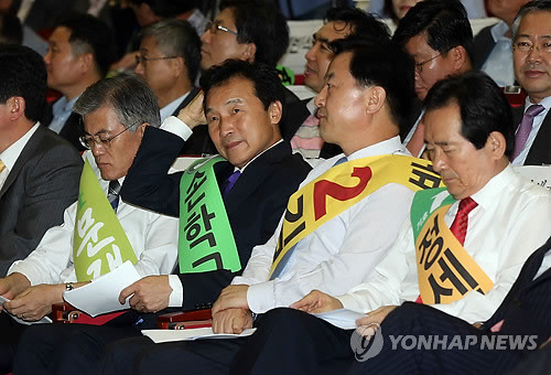 ▲ 민주통합당 문재인, 손학규, 김두관, 정세균 후보(왼쪽부터)가 8일 오후 부산 벡스코 오디토리움에서 열린 18대 대통령 후보자 선출을 위한 부산 경선에서 정견발표 준비를 하고 있다. ⓒ연합뉴스