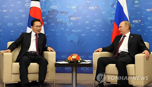 ▲ 제20차 APEC 정상회의에 참석 중인 이명박 대통령이 8일 러시아 블라디보스토크 극동연방대학교 내 APEC특별회의장에서 열린 한국-러시아 정상회담에서 블라디미르 푸틴 대통령과 대화하고 있다. ⓒ 연합뉴스