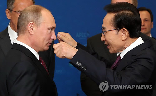▲ 제20차 APEC 정상회의에 참석 중인 이명박 대통령이 8일 러시아 블라디보스토크 극동연방대학교 내 APEC특별회의장에서 열린 한국-러시아 정상회담에서 블라디미르 푸틴 대통령과 반갑게 인사하고 있다. ⓒ 연합뉴스