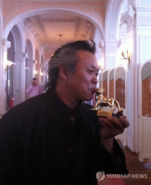 ▲ '피에타' 김기덕 감독 폐막식 공식 시상 전, '젊은 비평가상' 수상.ⓒ 연합뉴스