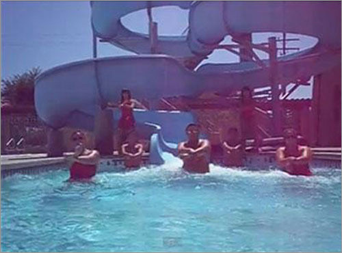 ▲ 싸이의 강남스타일에 나오는 말춤을 췄다 해고를 당한 직원들이 만든 동영상(화면 캡처).ⓒ