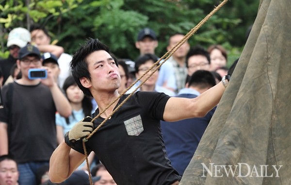 ▲ 행사가 열린 신원초등학교 운동장과 운동장이 보이는 빌라 옥상에도 사람들이 붐볐다 ⓒ 정상윤