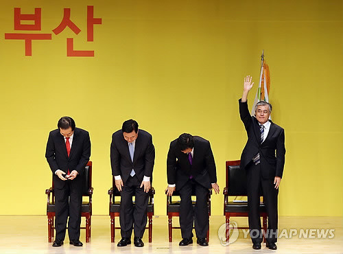 ▲ 민주통합당 문재인 대선 경선 후보가 8일 오후 부산 벡스코 오디토리움에서 열린 18대 대통령 후보자 선출을 위한 부산 경선에서 투표 결과 발표 직전 당원들을 향해 인사를 하고 있다. 문 후보는 이날 경선에서 선거인단 유효투표수 2만7천371표 가운데 1만8천135표(득표율 66.26%)를 얻어 1위에 올랐다. 왼쪽부터 정세균, 김두관, 손학규, 문재인 후보. 2012.9.8 ⓒ 연합뉴스