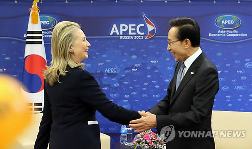 ▲ APEC 정상회의에 참석중인 이명박 대통령이 9일 오전 블라디보스토크 극동연방대학교 내 APEC특별회의장에서 힐러리 클린턴 미국 국무장관과 만나 반갑게 인사하고 있다. ⓒ 연합뉴스