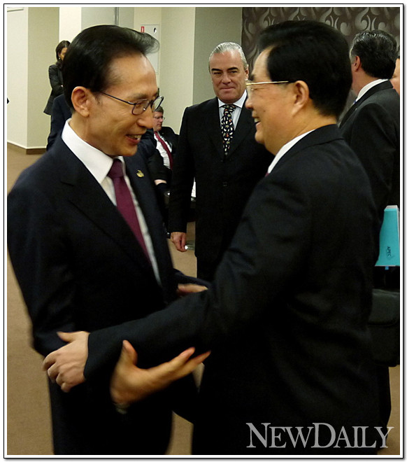 ▲ 8일 오후 블라디보스토크 극동연방대학교 내 APEC특별회의장에서 열린 정상회의에 참석한 이명박 대통령이 후진타오 중국 국가주석과 만나 반갑게 인사하고 있다. ⓒ 뉴데일리