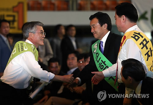 ▲ 민주통합당 문재인 대선 경선 후보가 9일 오후 대전 충무체육관에서 열린 18대 대통령 후보자 선출을 위한 대전ㆍ세종ㆍ충남 순회경선에서 정견발표를 마친 후 손학규 후보 등 다른 후보들과 악수를 하고 있다. 2012.9.9 ⓒ 연합뉴스