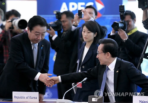 ▲ 제20차 APEC 정상회의에 참석한 이명박 대통령이 9일 러시아 블라디보스토크 극동연방대학교 내 APEC특별회의장에 열린 제2차 정상회의에서 노다 요시히코 일본 총리와 악수하고 있다. ⓒ 연합뉴스
