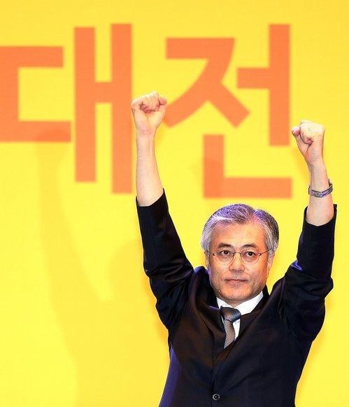▲ 민주통합당 문재인 대선 경선 후보가 9일 오후 대전 충무체육관에서 열린 18대 대통령 후보자 선출을 위한 대전ㆍ세종ㆍ충남 순회경선에서 승리한 후 두 주먹을 불끈 쥐어 보이고 있다. ⓒ 연합뉴스