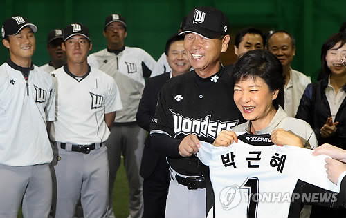 ▲ 새누리당 박근혜 대선 후보가 9일 오후 경남 김해시 상동면 롯데자이언츠 실내 야구연습장에서 국내 첫 독립구단인 고양원더스 유니폼을 선물 받은 뒤 밝게 웃고 있다.ⓒ 연합뉴스