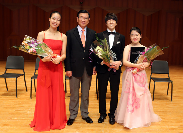 ▲ ⓒ왼쪽부터 음악영재상 바이올리니스트 서유민, 박삼구 이사장, 금호영재 대상 피아니스트 정규빈, 음악영재상 첼리스트 오혜린.
