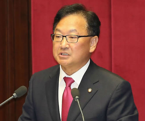 ▲ 새누리당 유일호 의원이 10일 오전 국회에서 열린 본회의에서 경제분야 대정부질문을 하고 있다. ⓒ연합뉴스