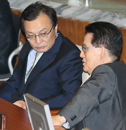 ▲ 민주통합당 이해찬 대표가 10일 오후 대정부질문이 진행된 국회 본회의장에서 박지원 원내대표와 심각한 표정으로 대화하고 있다. ⓒ연합뉴스