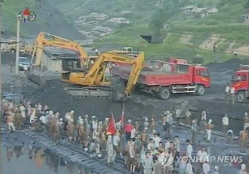 ▲ 최근 내린 폭우로 피해를 본 북한 평안남도 개천시의 주민들이 철길복구 작업을 하고 있다. 2012.8.9 ⓒ 연합뉴스