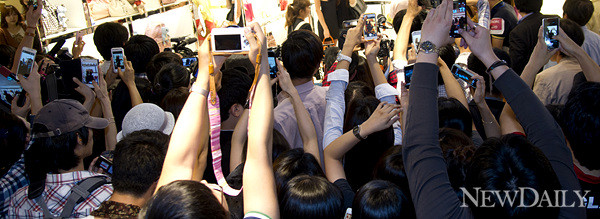 ▲ 가이드라인이 무너지면서 팬들이 매장안으로 들어가고 있다ⓒ양호상기자