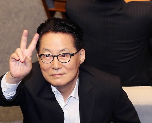 ▲ 민주통합당 박지원 원내대표가 11일 오전 교육ㆍ사회ㆍ문화 분야 대정부질문이 진행된 국회 본회의에 참석, 새누리당 이한구 원내대표와 대화를 나눈 후 이를 카메라에 담던 사진기자들을 향해 손가락으로 'V'자를 그리고 있다. 2012.9.11 ⓒ 연합뉴스