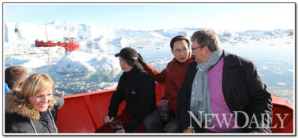 ▲ 북극 지역을 순방 중인 이명박 대통령이 10일(현지시각) 그린란드 빙하지역에서 기후변화현장을 살펴보고 있다. ⓒ 뉴데일리