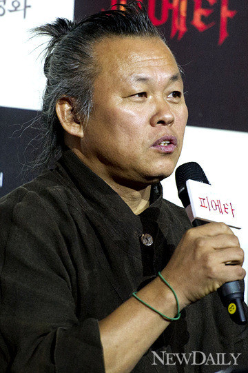 ▲ 김기덕 감독이 11일 오후 서울 동대문 메가박스에서 열린 베니스 영화제 '피에타' 황금사자상 수상 기념 기자회견에 참석해 발언하고 있다. ⓒ연합뉴스