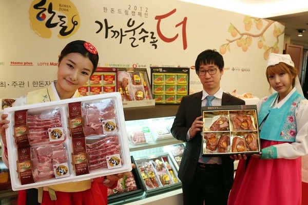 ▲ 2012 추석 한돈 드림캠페인 기자간담회에서 이번부터 새롭게 선보인 한돈 신선육 세트와 함께 한돈 프리미엄햄 세트를 선보이고 있다.