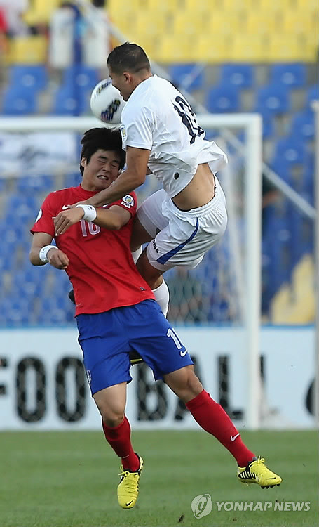 ▲ 11일 오후(현지시간) 우즈베키스탄 타슈켄트의 파크타코르 구장에서 열린 브라질월드컵 최종예선 3차전 한국 대 우즈베키스탄의 경기 전반 기성용이 우즈벡 선수와 공중볼을 다투고 있다. ⓒ연합뉴스