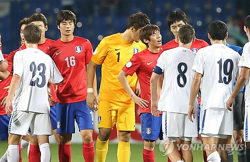 ▲ 11일 오후(현지시간) 우즈베키스탄 타슈켄트의 파크타코르 구장에서 열린 브라질월드컵 최종예선 3차전 한국 대 우즈베키스탄의 경기를 2대2 동점 무승부로 끝낸 대표팀 선수들이 우즈벡 선수들과 악수하고 있다. ⓒ연합뉴스