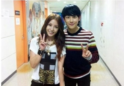 ▲ 가수 보아와 그룹 제국의 아이들 멤버 임시완의 인증샷이 화제다. ⓒ 임시완 트위터