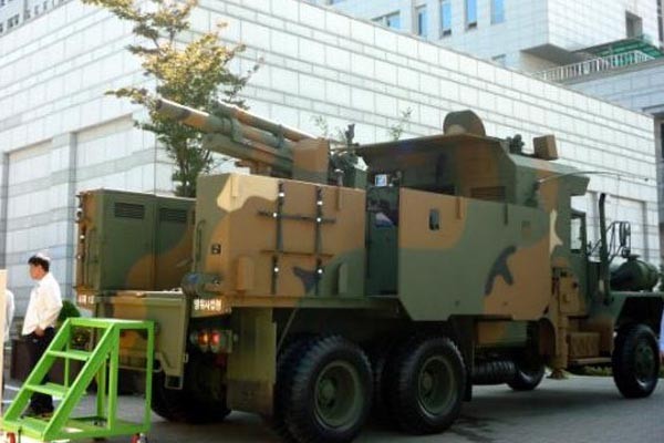 ▲ 트럭 탑재 105mm 곡사포. 방열 또 설치하는 시간이 필요 없어 포병의 생존성을 더욱 높일 수 있다.