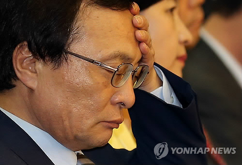 ▲ 민주통합당 이해찬 대표가 12일 오후 대구 엑스코에서 열린 민주통합당 대선후보 선출을 위한 대구ㆍ경북 지역 순회경선에 참석해 후보들의 연설을 들으며 머리를 만지고 있다. 2012.9.12 ⓒ 연합뉴스