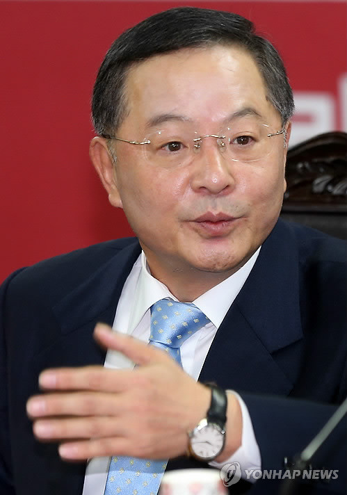 ▲ 새누리당 정치쇄신특위가 12일 오전 서울 여의도 당사에서 정례회의를 가진 가운데 안대희 위원장이 위원들과 회의 전 대화를 나누고 있다. ⓒ 연합뉴스