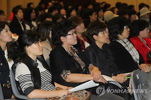 ▲ 지난해 10월 서울 동대문구청에서 열린 '아동학대 근절을 위한 보육시설장 교육'에서 어린이집 대표자들이 아동학대고발 동영상을 시청하는 모습.ⓒ