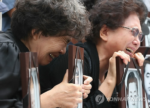 ▲ 박근혜 새누리당 대선 후보의 인혁당 관련 발언이 논란이 되고 있는 가운데, 인혁당 재건위 사건 피해자 유족들이 12일 오후 여의도 새누리당 당사 앞에서 가진 기자회견에서 박근혜 후보를 규탄하며 눈물을 흘리고 있다. ⓒ 연합뉴스