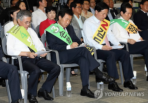 ▲ 민주통합당 대선후보 선출을 위한 대구ㆍ경북 지역 순회경선이 12일 오후 대구 엑스코에서 열려 정세균, 김두관, 손학규, 문재인 후보가 합동 연설회에 앞서 연설문을 정리하고 있다. 2012.9.12 ⓒ 연합뉴스