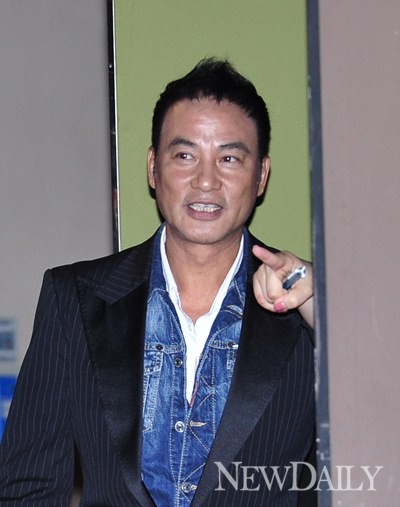 ▲ 임달화가 간담회에 입장하기 전 자리를 안내 받고 있다 ⓒ 정상윤