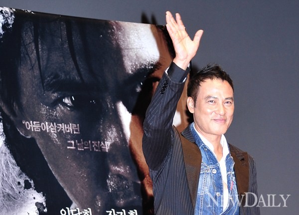 ▲ 임달화가 간담회에 입장하기 전 자리를 안내 받고 있다 ⓒ 정상윤